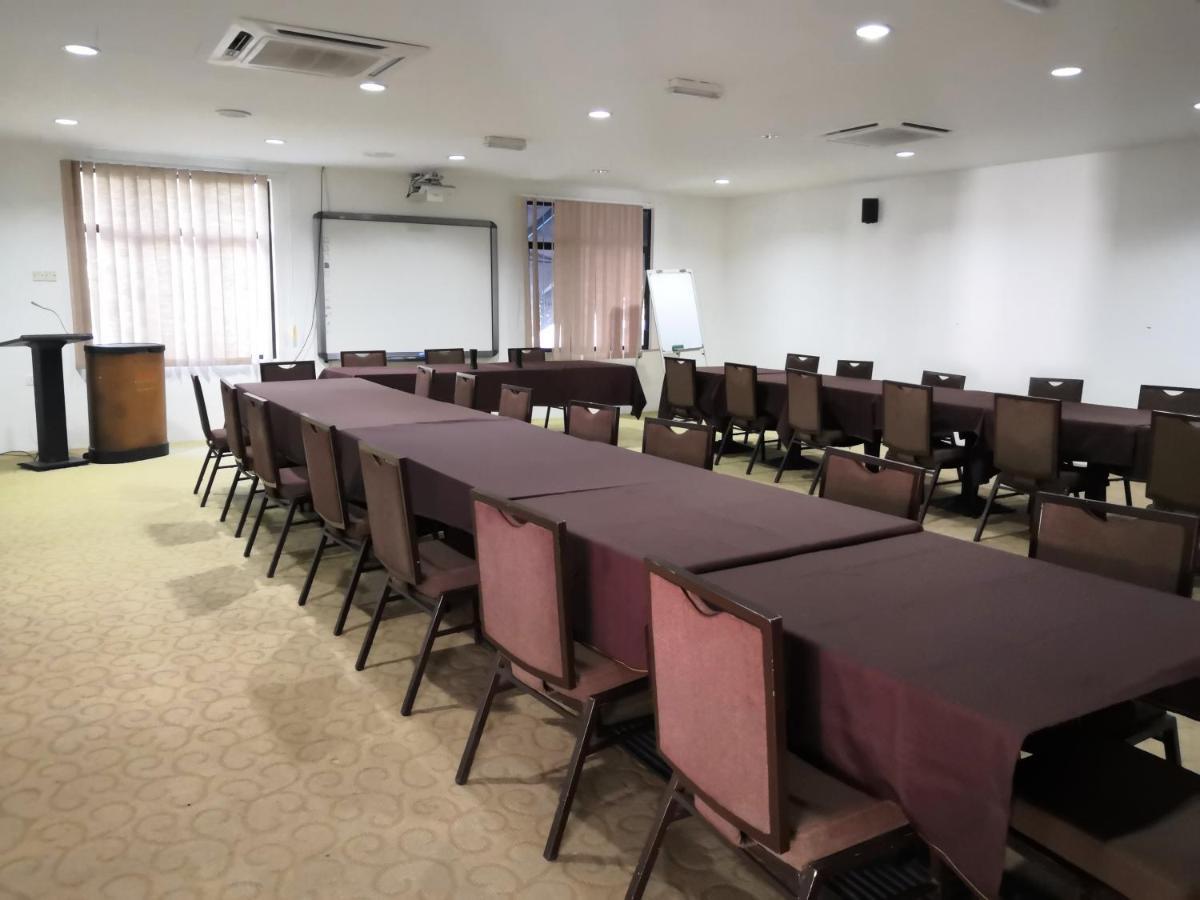 Alia Residence Business Resort Padang Mat Sirat Eksteriør bilde