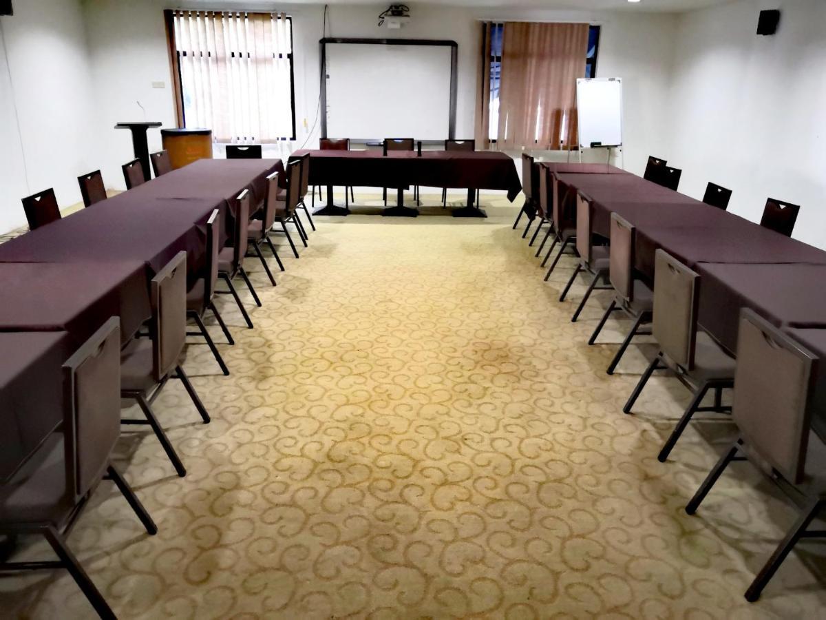 Alia Residence Business Resort Padang Mat Sirat Eksteriør bilde