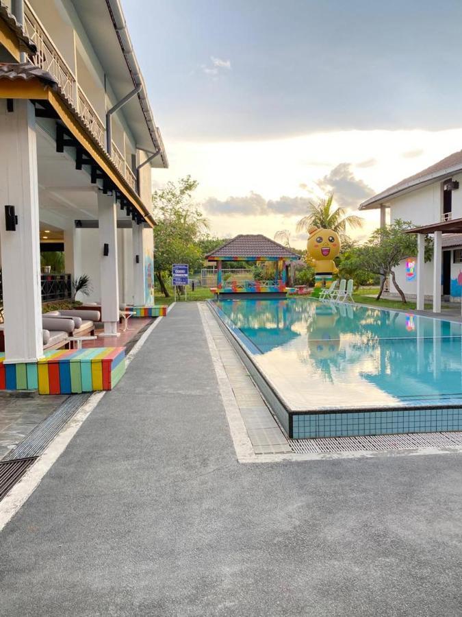 Alia Residence Business Resort Padang Mat Sirat Eksteriør bilde